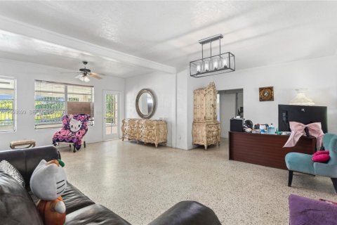 Casa en venta en Homestead, Florida, 3 dormitorios, 264.21 m2 № 2401457 - foto 3