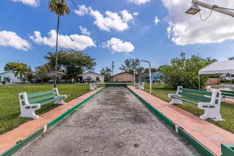 Condo in Hallandale Beach, Florida, 1 bedroom  № 922280 - photo 1