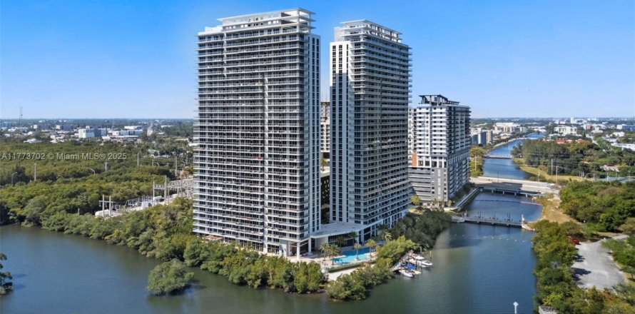 Condo in North Miami Beach, Florida, 2 bedrooms № 1738234