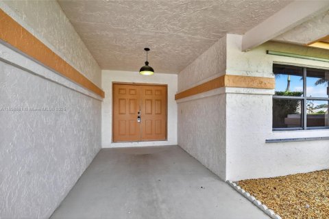 Снять в аренду виллу или дом в Бойнтон-Бич, Флорида 3 спальни, 306.58м2, № 1950635 - фото 5