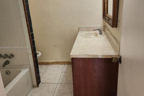 Condo in Sunrise, Florida, 2 bedrooms  № 1997468 - photo 12