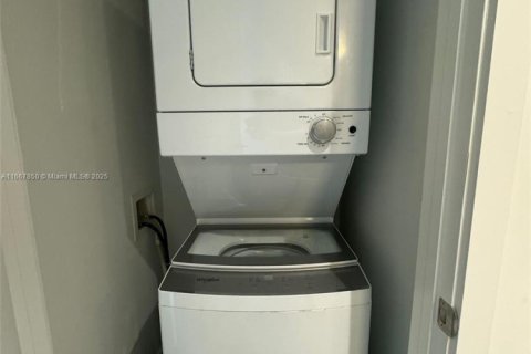 Condo in Miami, Florida, 2 bedrooms  № 1937999 - photo 12
