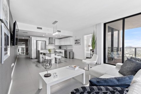 Condo in Miami, Florida, 2 bedrooms  № 1937999 - photo 5