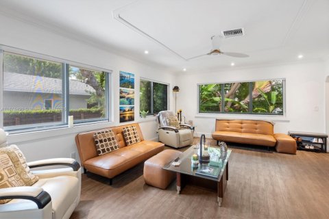 House in Miami, Florida 4 bedrooms, 202.16 sq.m. № 1927539 - photo 4