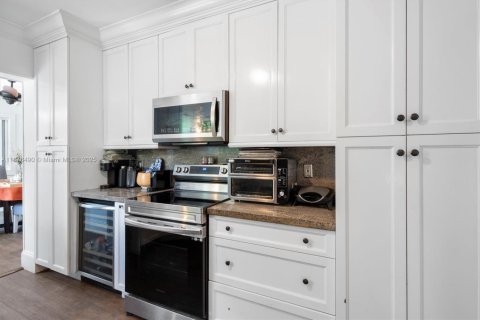 House in Miami, Florida 4 bedrooms, 202.16 sq.m. № 1927539 - photo 10