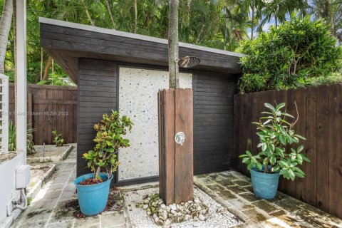 House in Miami, Florida 4 bedrooms, 202.16 sq.m. № 1927539 - photo 24
