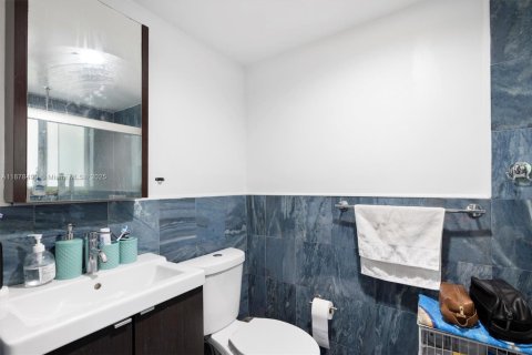 House in Miami, Florida 4 bedrooms, 202.16 sq.m. № 1927539 - photo 13