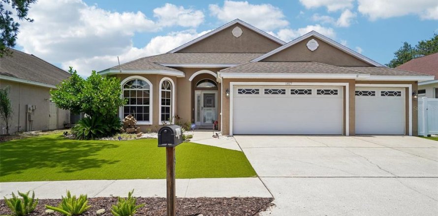 House in Tarpon Springs, Florida 4 bedrooms, 181.62 sq.m. № 2091698