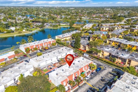 Townhouse in Miami, Florida 2 bedrooms, 140.28 sq.m. № 2001313 - photo 27