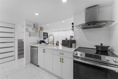 Touwnhouse à vendre à Miami, Floride: 2 chambres, 140.28 m2 № 2001313 - photo 7