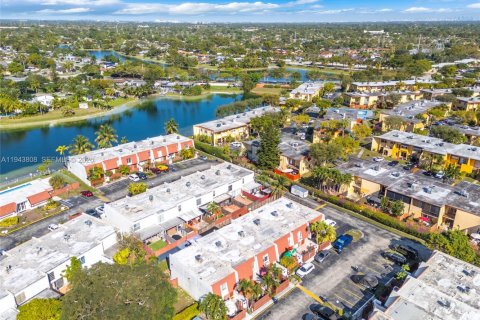 Townhouse in Miami, Florida 2 bedrooms, 140.28 sq.m. № 2001313 - photo 30