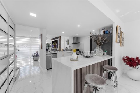 Touwnhouse à vendre à Miami, Floride: 2 chambres, 140.28 m2 № 2001313 - photo 11