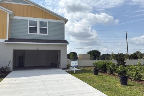 Townhouse in Haines City, Florida 4 bedrooms, 173.36 sq.m. № 1854349 - photo 1