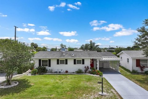 House in Sun City Center, Florida 2 bedrooms, 117.61 sq.m. № 1780592 - photo 1