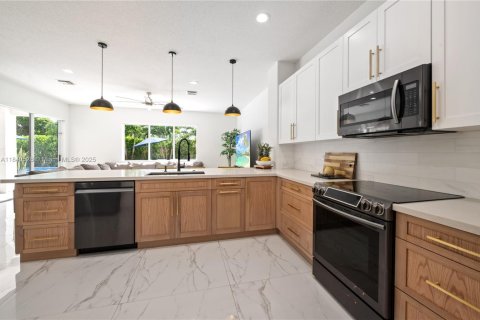 Villa ou maison à vendre à Pembroke Pines, Floride: 6 chambres, 363.43 m2 № 1889422 - photo 3
