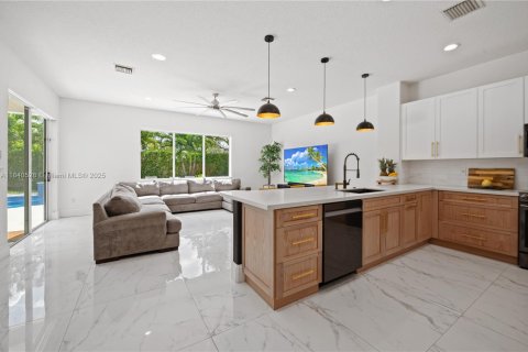 Villa ou maison à vendre à Pembroke Pines, Floride: 6 chambres, 363.43 m2 № 1889422 - photo 2