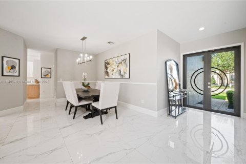 Villa ou maison à vendre à Pembroke Pines, Floride: 6 chambres, 363.43 m2 № 1889422 - photo 27