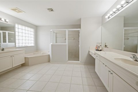 Villa ou maison à vendre à Pembroke Pines, Floride: 6 chambres, 363.43 m2 № 1889422 - photo 13