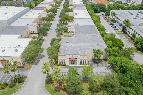 Commercial property in Doral, Florida № 2032668 - photo 2