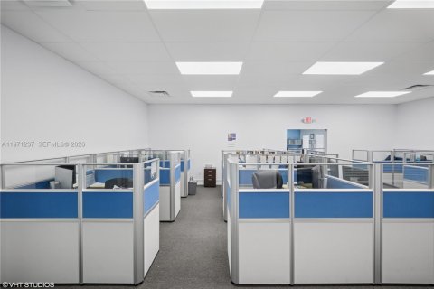Commercial property in Doral, Florida № 2032668 - photo 11