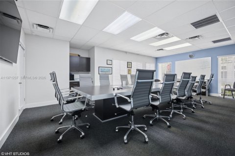 Commercial property in Doral, Florida № 2032668 - photo 7