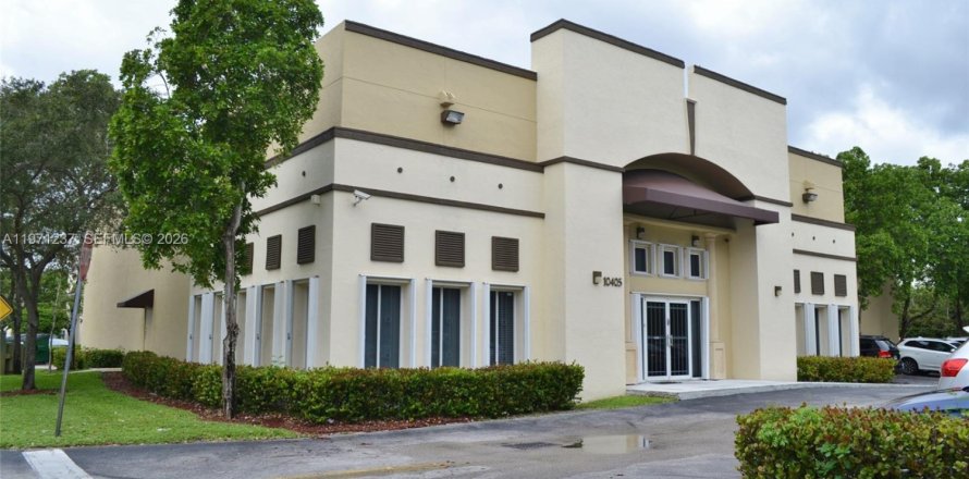 Commercial property in Doral, Florida № 2032668