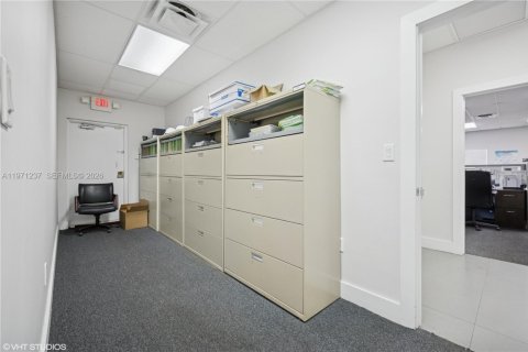 Commercial property in Doral, Florida № 2032668 - photo 14