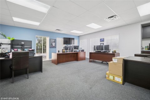 Commercial property in Doral, Florida № 2032668 - photo 8
