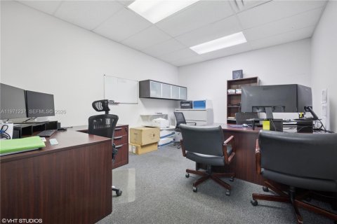 Commercial property in Doral, Florida № 2032668 - photo 12