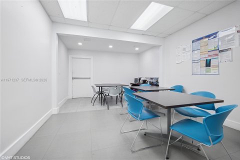 Commercial property in Doral, Florida № 2032668 - photo 18