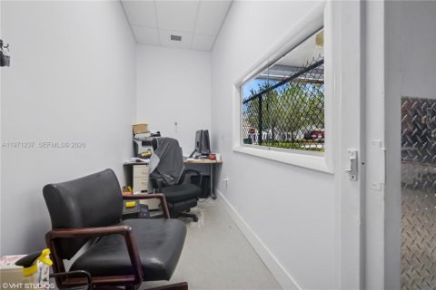 Commercial property in Doral, Florida № 2032668 - photo 21