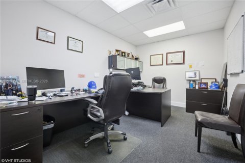 Commercial property in Doral, Florida № 2032668 - photo 13