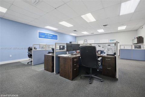 Commercial property in Doral, Florida № 2032668 - photo 10