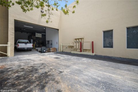 Commercial property in Doral, Florida № 2032668 - photo 20