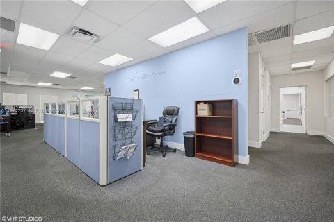 Commercial property in Doral, Florida № 2032668 - photo 6