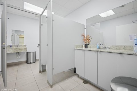 Commercial property in Doral, Florida № 2032668 - photo 17