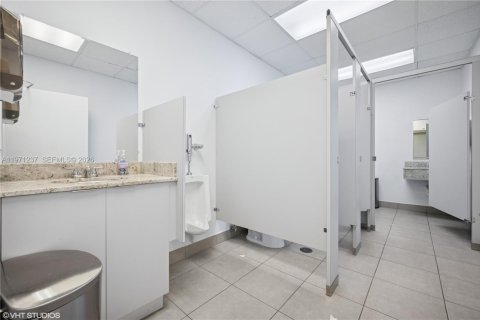 Commercial property in Doral, Florida № 2032668 - photo 15