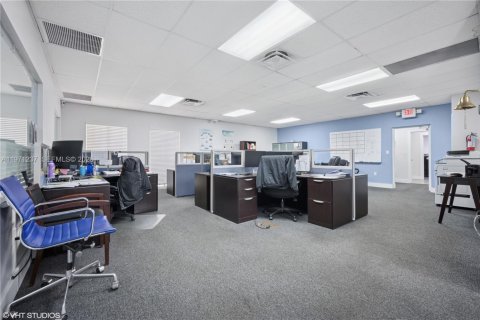 Commercial property in Doral, Florida № 2032668 - photo 9
