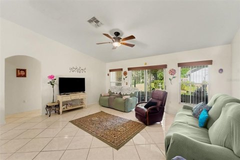 House in Spring Hill, Florida 4 bedrooms, 194.44 sq.m. № 2432585 - photo 6
