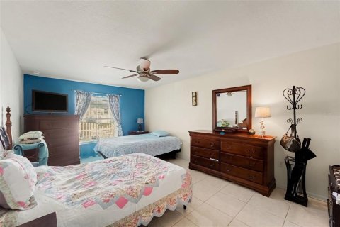 House in Spring Hill, Florida 4 bedrooms, 194.44 sq.m. № 2432585 - photo 15
