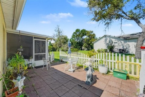 House in Spring Hill, Florida 4 bedrooms, 194.44 sq.m. № 2432585 - photo 27
