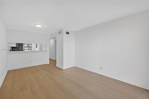 Condominio en venta en Tamarac, Florida, 2 dormitorios, 66.89 m2 № 1930214 - foto 9