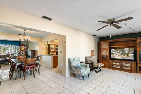 House in Pembroke Pines, Florida 3 bedrooms, 168.9 sq.m. № 2010503 - photo 29
