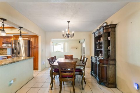 House in Pembroke Pines, Florida 3 bedrooms, 168.9 sq.m. № 2010503 - photo 8