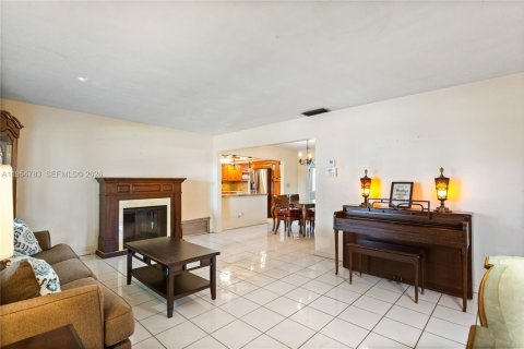 House in Pembroke Pines, Florida 3 bedrooms, 168.9 sq.m. № 2010503 - photo 2