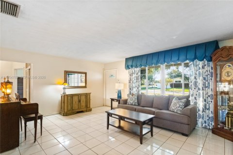 House in Pembroke Pines, Florida 3 bedrooms, 168.9 sq.m. № 2010503 - photo 3