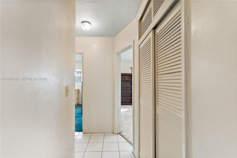 House in Pembroke Pines, Florida 3 bedrooms, 168.9 sq.m. № 2010503 - photo 13