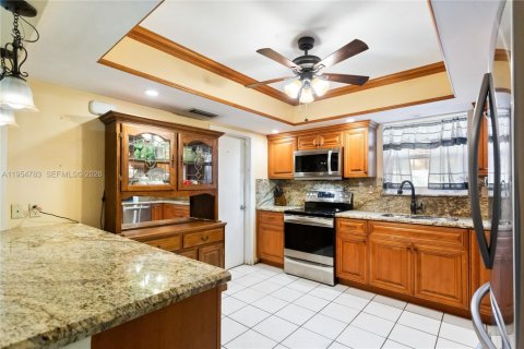 House in Pembroke Pines, Florida 3 bedrooms, 168.9 sq.m. № 2010503 - photo 11