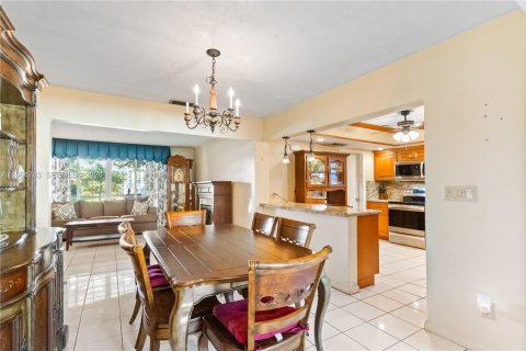 House in Pembroke Pines, Florida 3 bedrooms, 168.9 sq.m. № 2010503 - photo 9