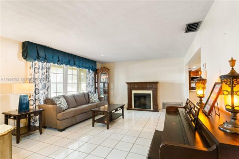 House in Pembroke Pines, Florida 3 bedrooms, 168.9 sq.m. № 2010503 - photo 5